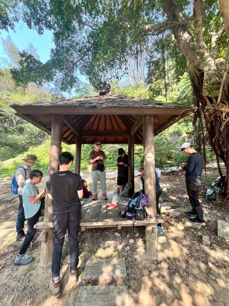 學員們在步道涼亭下練習操作手機離線地圖